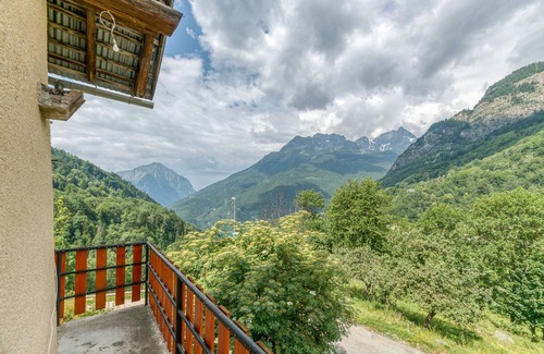 Oz Ski Chalet | Chalet 'Passoud 204' with Mountain View, Private Garden and Wi-Fi