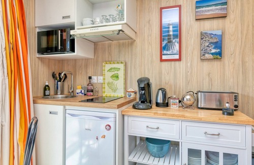 Guerande Ski Chalet | Chalet 'Petit - Tiny House' with Private Terrace, Shared Garden and Wi-Fi