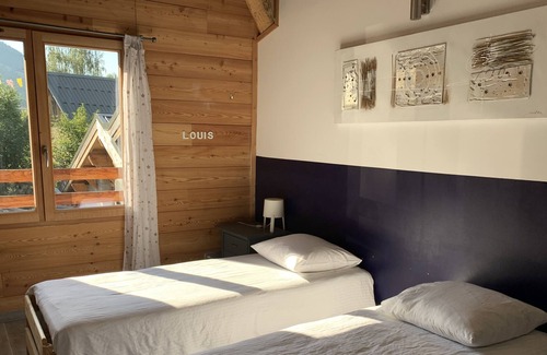 Huez-en-Oisans Ski Chalet | Chalet Sarenne 12 pers jacuzzi 50m from the slopes