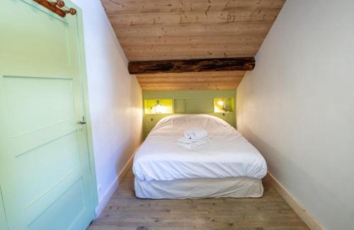 Meribel Centre Ski Chalet | Chalet spacieux Méribel · Ski aux pieds · Cheminée - FR-1-688-34