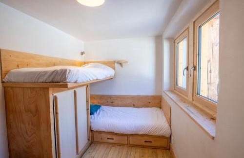 Meribel Centre Ski Chalet | Chalet spacieux Méribel · Ski aux pieds · Cheminée - FR-1-688-34