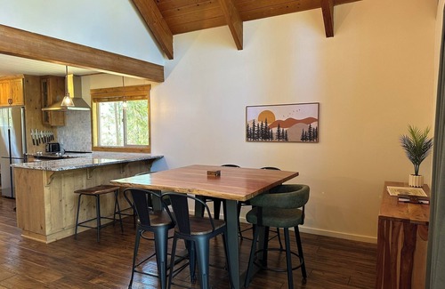 Sunriver Ski Chalet | Chalet Squatch - Cozy-Luxe Cabin Near Village & SHARC!