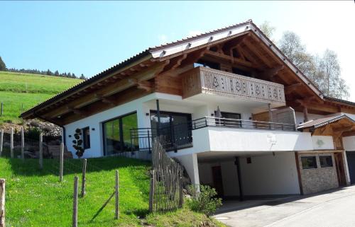 Jungholz Ski Chalet | Chalet Steinbock mit üppigem Genusskorb für Zwei