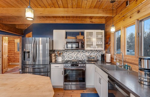 Isle La Motte House | Chalet-style cabin on Lake Champlain with private beach & bikes - dog-friendly