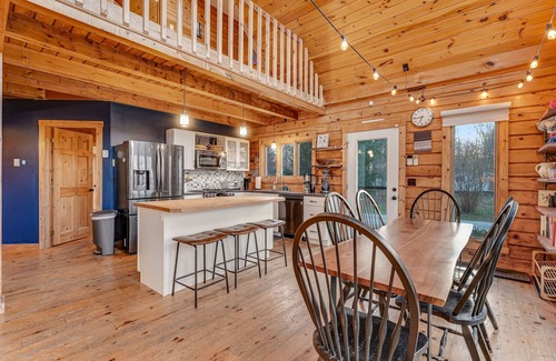 Isle La Motte House | Chalet-style cabin on Lake Champlain with private beach & bikes - dog-friendly