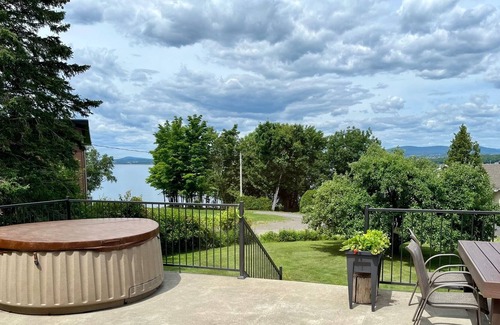 Desjardins House | Chalet-style house on the edge of the water
