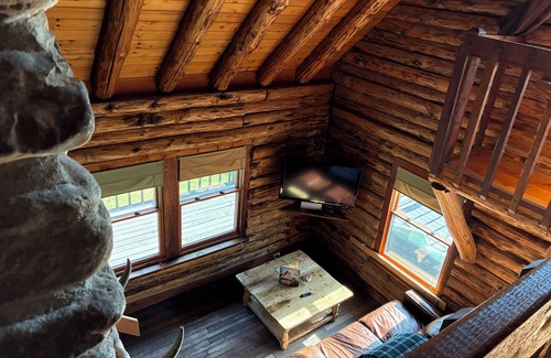 Waynesville Cabin | Chalet-Style Log Home – Waynesville, Ohio