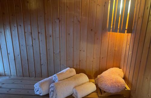 Londonderry Bed & Breakfast | Chalet Superking bed Free Sauna jacuzzi