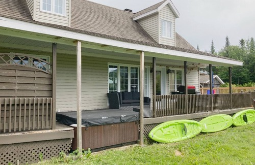 Saint-Brigitte-de-Laval Ski Chalet | Chalet sur le Lac avec vue sur montagnes et couchés de soleil