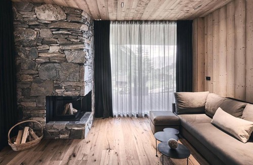 Racines Ski Chalet | Chalet 'Tenne Chalet' with Mountain View, Shared Pool & Wi-Fi