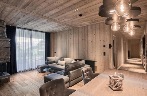 Racines Ski Chalet | Chalet 'Tenne Chalet' with Mountain View, Shared Pool & Wi-Fi