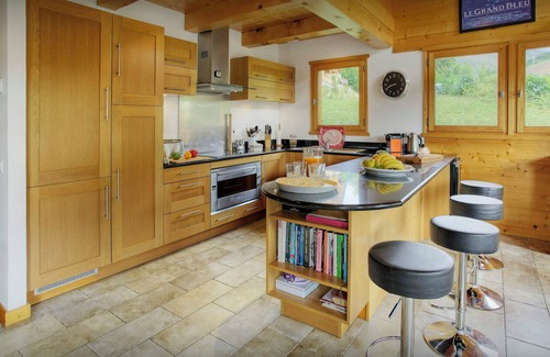 Le Chinaillon Ski Chalet | Chalet Tolar - mountain holiday base, hot tub and piste view - OVO Network