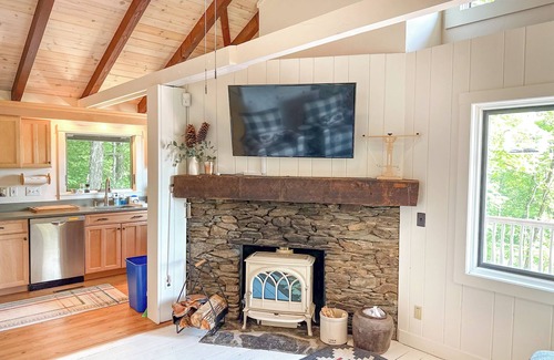 Waitsfield House | Chalet Valhalla with Hot Tub right next to Sugarbush Resort
