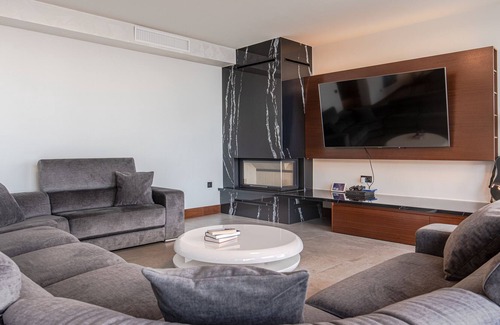 Molvizar Ski Chalet | Chalet 'Villa Palacio De Cristal' with Sea View, Wi-Fi and Air Conditioning