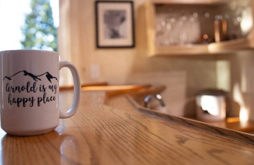 Arnold Ski Chalet | Chalet w/Hot Tub + Bar + Bocce