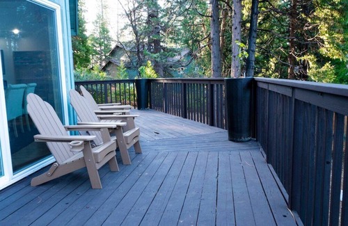 Arnold Ski Chalet | Chalet w/Hot Tub + Bar + Bocce