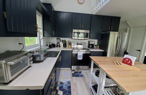 Gilboa Ski Chalet | Chalet w/HOT TUB & OUTDOOR TV ALL YEAR, Fire Pit, Pool, Prvt. trail & Playground