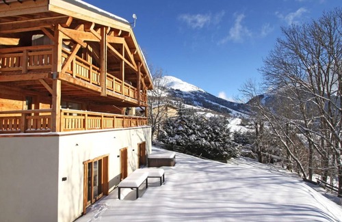 Huez-en-Oisans Ski Chalet | Chalet, wifi, terrace, balcony, parking, tv, ski locker, 145m², Alpe d'Huez