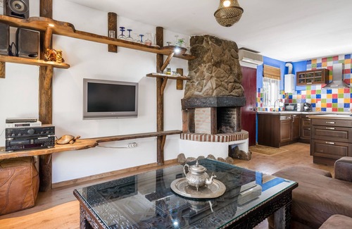 Los Franceses-la Vega House | Chalet with air conditioning, pool, terrace, garden and Wi-Fi; pets allowed