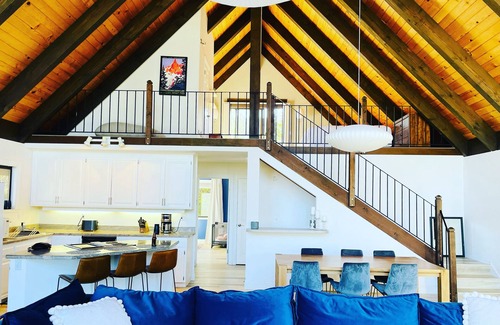 South Lake Tahoe Cabin | Chalet with amazing views! Close to golf, skiing, lake and hiking/biking trials.