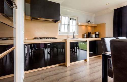 Berkhout Ski Chalet | Chalet with dishwasher near Hoorn