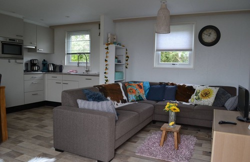 Serooskerke Ski Chalet | Chalet Zonnebloem for 6 people, lots of privacy in a quiet park