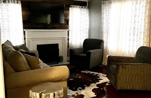 Youngstown House | ChaletHollywood~ Entire house access