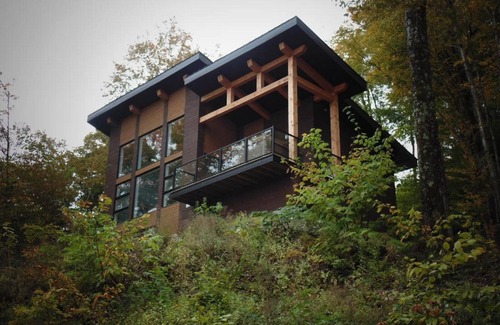 Austin Ski Chalet | CHALETMAG is a high-end chalet rental company located in the Magog region. Conce