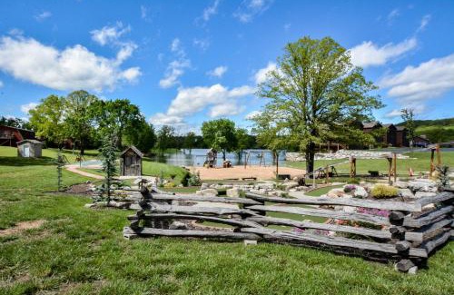 Lampe House | Chalets Resort LAKEFRONT Cottage Free Amenities Amazing views Kayaks 2 Pools