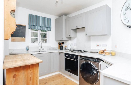 Henley-on-Thames House | Chalk House - Pet Friendly - From 125 Per Night