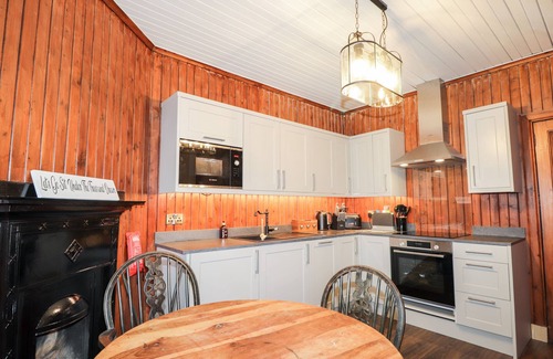 Lairg Cottage | CHALLENGER BOTHY, pet friendly, character holiday cottage in Lairg