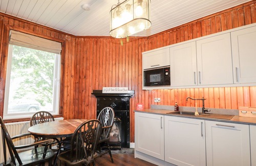 Lairg Cottage | CHALLENGER BOTHY, pet friendly, character holiday cottage in Lairg