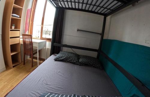 Bobigny House | Chambre 4 personnes 2 lits proche métro 5 - salle de bain, toilettes et cuisine sont commune