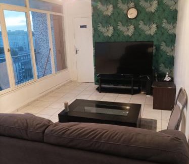 Vitry-sur-Seine House | Chambre avec lit