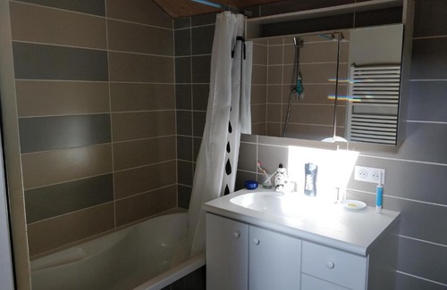 Saint-Denis-les-Bourg Bed & Breakfast | Chambre Chaleureuse chez l'habitant