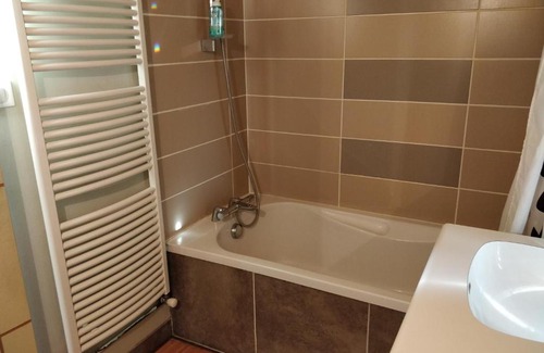 Saint-Denis-les-Bourg Bed & Breakfast | Chambre Chaleureuse chez l'habitant