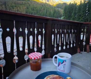 Les Claux Bed & Breakfast | Chambre d'hôte chez Thibault à proximité des pistes 200 M départ depuis le Fournet et nombreux itinéraires de randonnées au pied de l'immeuble