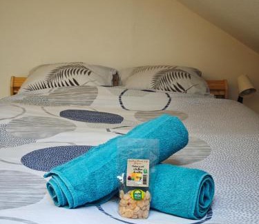 Les Claux Bed & Breakfast | Chambre d'hôte chez Thibault à proximité des pistes 200 M départ depuis le Fournet et nombreux itinéraires de randonnées au pied de l'immeuble