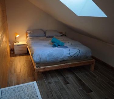 Les Claux Bed & Breakfast | Chambre d'hôte chez Thibault à proximité des pistes 200 M départ depuis le Fournet et nombreux itinéraires de randonnées au pied de l'immeuble