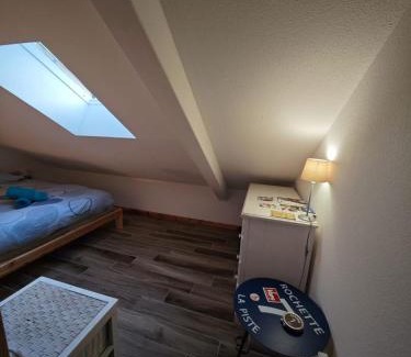 Les Claux Bed & Breakfast | Chambre d'hôte chez Thibault à proximité des pistes 200 M départ depuis le Fournet et nombreux itinéraires de randonnées au pied de l'immeuble