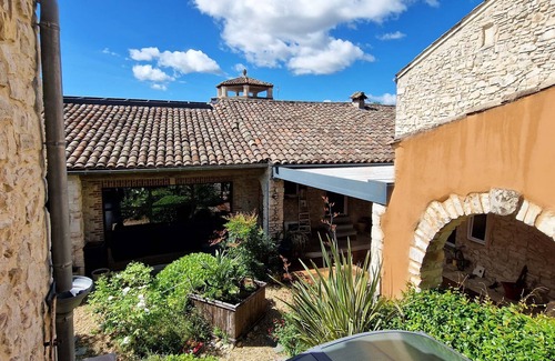 Vezenobres Bed & Breakfast | Chambre D'hôte de Charme Avec Jacuzzi, Jardin à Vézénobres Village Médiéval