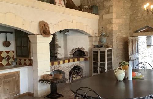 Collias Bed & Breakfast | Chambre d'hôtes "Commanderie"