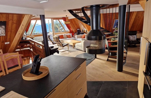Arc-1600 Ski Chalet | Chambre d'hôte SUITE at the top of the chalet - sleeps 4 - 2 double beds in 2 rooms