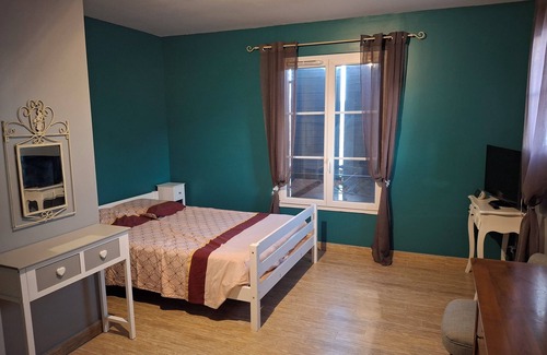 Rasteau Bed & Breakfast | Chambre Dans Maison D'hôte Récente. A L'étage. WC Indépendant, TV, Wifi