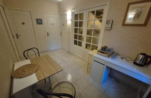 Nouzilly House | Chambre dans un appartement independant de l habitation