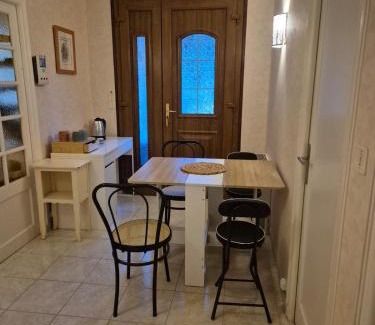 Nouzilly House | Chambre dans un appartement independant de l habitation