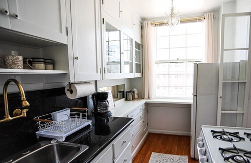 East Village Apartment | Chambre de Bonne in Downtown Long Beach across from the Convention Center~