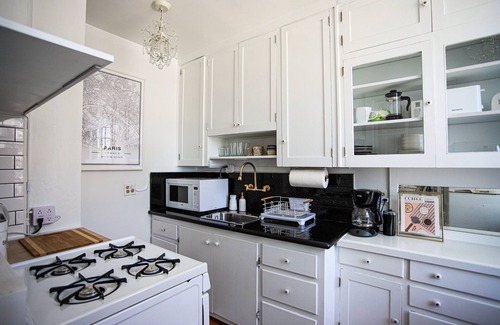 East Village Apartment | Chambre de Bonne in Downtown Long Beach across from the Convention Center~