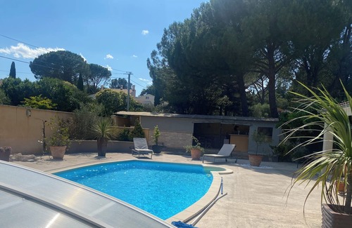 Chateauneuf-de-Gadagne Bed & Breakfast | Chambre en Pierre Avec Accès Piscine et Pool House