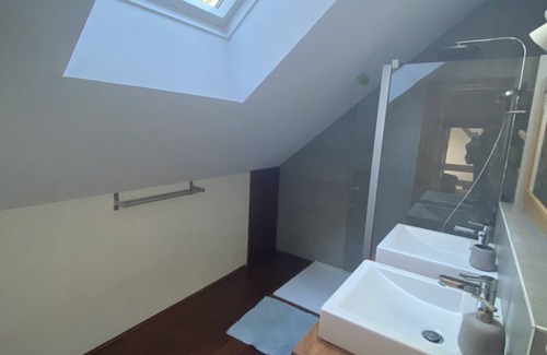 Saint-Fiacre-sur-Maine Bed & Breakfast | Chambre privée Camélia: house with trees facing the river